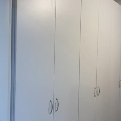 ארון לבן עם מזוודות עליונות