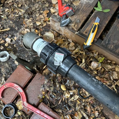 כלי עבודה של אינסטלטור, כולל מפתח צינורות וסכין יפנית