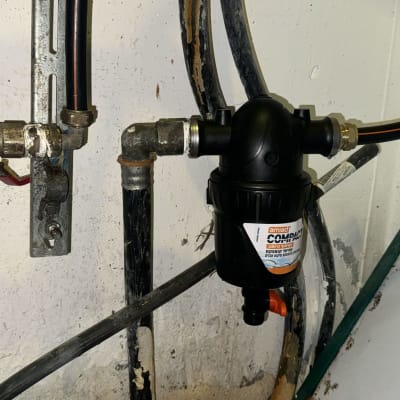 מסנן מים מחובר לצינורות במערכת סולארית