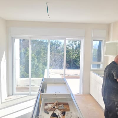 חלון אלומיניום גדול עם מסגרת לבנה