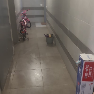 קופסת דוד שמש במסדרון עם אופניים ודלי