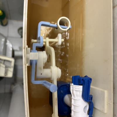 מיכל שירותים עם חלקי פלסטיק כחולים ולבנים