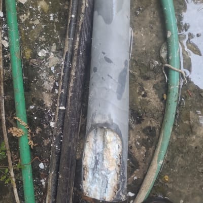 חלק מבודד של דוד שמש עם הצטברות אבנית