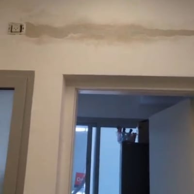 שקע חשמלי על קיר עם סימני תיקון