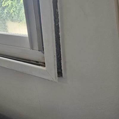 חלון עם סדק בקיר, קשור לאיטום