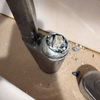 חלקי צנרת שבורים עם לכלוך על משטח