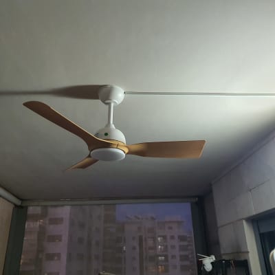 מאוורר תקרה מותקן בתקרה עם תאורה