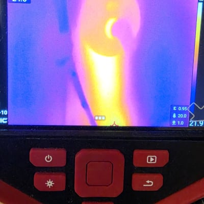 תמונה תרמית של צינור עם חום גבוה