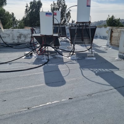 גג אטום עם ציפוי ביטומני ואביזרי חימום מים