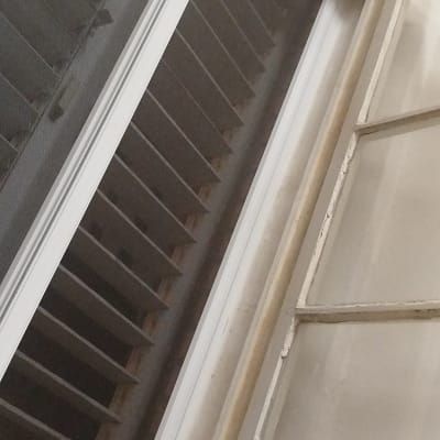 חלון עם תריסי אלומיניום אפורים