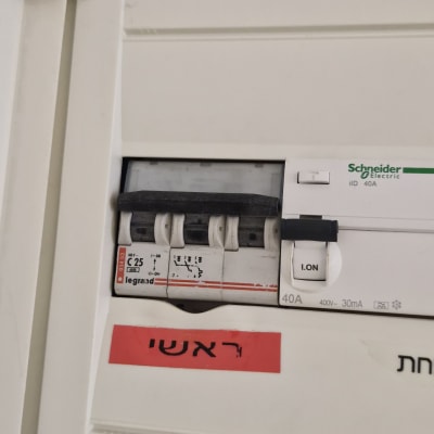 לוח חשמל עם מפסקים של שניידר אלקטריק