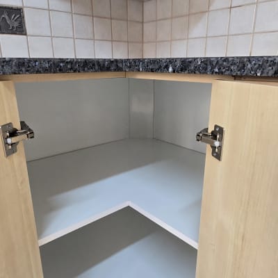 ארון מטבח פתוח עם מדפים נקיים