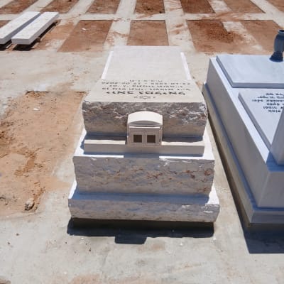מצבות בבית קברות עם כיתוב בעברית
