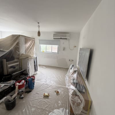 חדר עם ציוד לצביעה, כיסוי ניילון על רהיטים