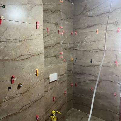 קירות עם אריחים מותקנים, קליפסים ליישור