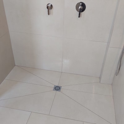 מקלחת עם אריחים וברזים מותקנים