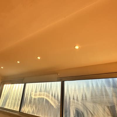 תקרת גבס עם תאורה שקועה וחלון גדול