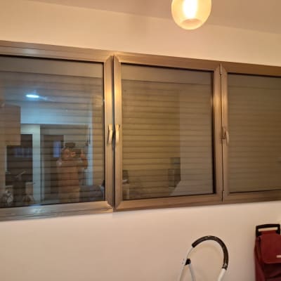 חלונות עם תריסים סגורים בחדר מואר