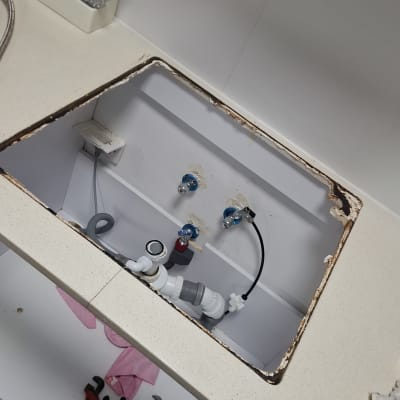 כיור עם כלים ותשתית אינסטלציה פתוחה
