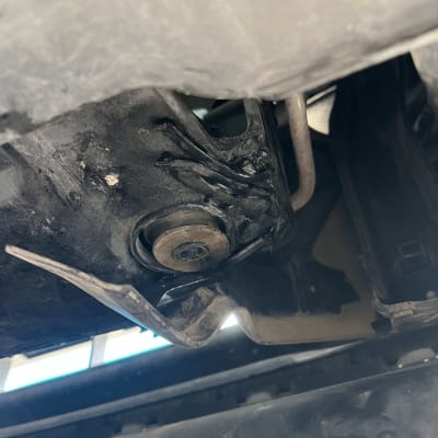 חלק מתכת מתחת לרכב, קשור לתחום עבודות גוף