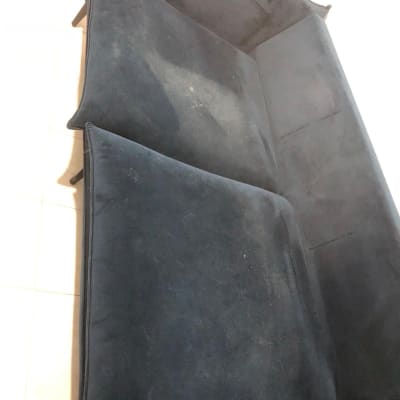 ספה עם כתמים לפני ניקוי