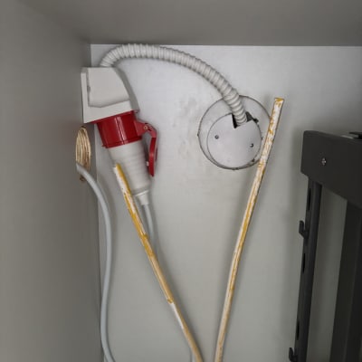 חיבור חשמלי עם כבלים ותיבת חיבורים