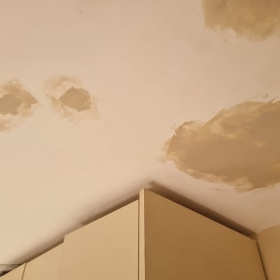 תיקוני טיח בתקרה עם סימני רטיבות