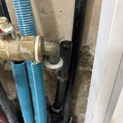 צינורות ומחברים בעבודת אינסטלציה