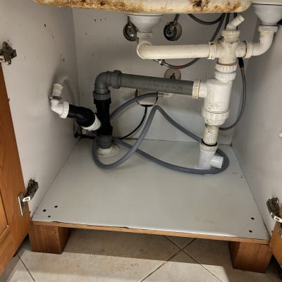 צנרת מתחת לכיור עם חיבורים וניקוז