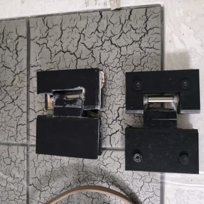 צירים שחורים על רצפה עם אריחים סדוקים