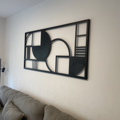 קיר עם יצירת אמנות גיאומטרית תלויה