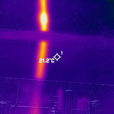 תמונה תרמית של צינור עם חום גבוה