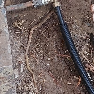 חיבור צינור מתכת עם סרט טפלון על רצפה