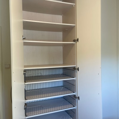 ארון עם מדפים וסלסלות מתכת לארגון הבית