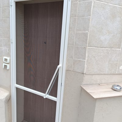 דלת אלומיניום עם מסגרת לבנה