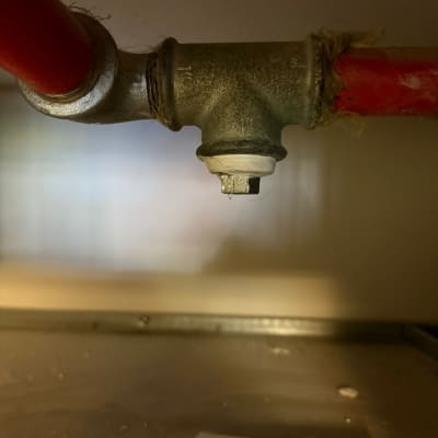 צינור מתכת עם חיבור, חלק ממערכת כיבוי אש