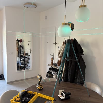 כלי עבודה על שולחן עם לייזר למדידה