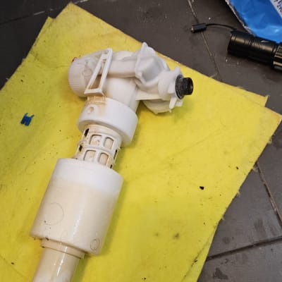 חלק פלסטיק לבן על מגבת צהובה