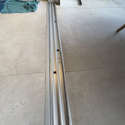 מסילה נקייה עם מגב ומטלית על הרצפה