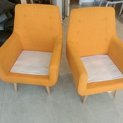 שני כיסאות כתומים על רצפת קרמיקה