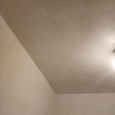 תקרה וקיר עם סימני איטום נראים לעין