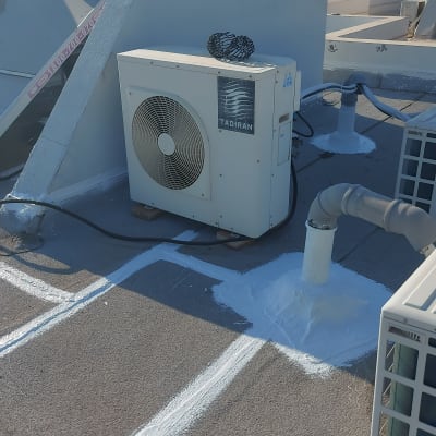 צינור אטום בחומר לבן על גג