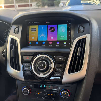 מערכת מולטימדיה ברכב עם מסך מגע ותצוגת אפליקציות