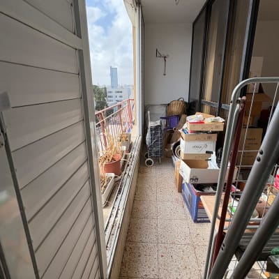 מרפסת עם קופסאות וציוד לאחסון