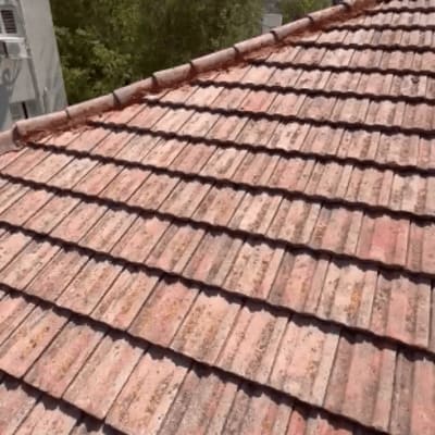 גג רעפים עם רעפים אדומים בבניין מגורים