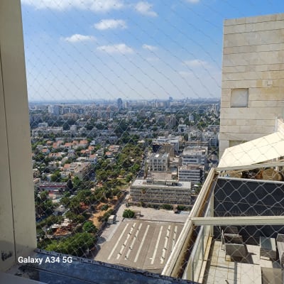 נוף עירוני עם רשת הגנה על מרפסת בניין
