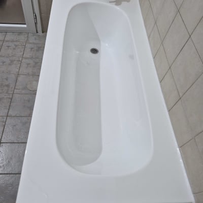 אמבטיה מותקנת עם אריחי קיר ורצפה