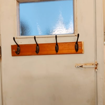 חלון זכוכית מטושטש בדלת עץ