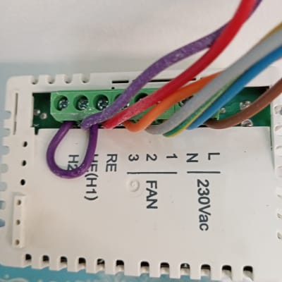 חוטי חשמל צבעוניים מחוברים למכשיר חשמלי