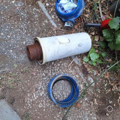 חלקי צנרת וכלי עבודה על הקרקע